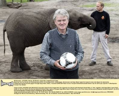 Start der Fan Fun Runde mit Elefantendame Nelly im Serengeti-Park, Hodenhagen. Gemeinsam mit Sepp Maier tippte Sie heute für das erste Spiel der deutschen Fußballnationalmannschaft gegen Portugal Sepp Maier, Nelly