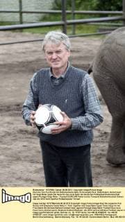 Start der Fan Fun Runde mit Elefantendame Nelly im Serengeti-Park, Hodenhagen. Gemeinsam mit Sepp Maier tippte Sie heute für das erste Spiel der deutschen Fußballnationalmannschaft gegen Portugal Sepp Maier