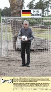Start der Fan Fun Runde mit Elefantendame Nelly im Serengeti-Park, Hodenhagen. Gemeinsam mit Sepp Maier tippte Sie heute für das erste Spiel der deutschen Fußballnationalmannschaft gegen Portugal Sepp Maier