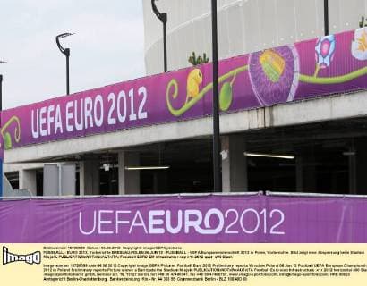 FUSSBALL - EURO 2012, Vorberichte BRESLAU,POLEN,06.JUN.12 - FUSSBALL - UEFA Europameisterschaft 2012 in Polen, Vorberichte. Bild zeigt eine Absperrung beim Stadion Miejski. 