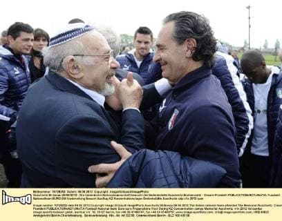 Auschwitz Birkenau 06 06 2012 - Die italienische Nationalmannschaft besucht die Gedenkstätte Auschwitz Buchenwald - Cesare Prandelli 