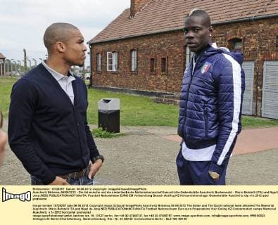 Auschwitz Birkenau 06 06 2012 - Die italienische und die niederländische Nationalmannschaft besucht die Gedenkstätte Auschwitz Buchenwald - Mario Balotelli (ITA) und Nigel De Jong (NED) 