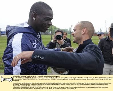 Auschwitz Birkenau 06 06 2012 - Die italienische und die niederländische Nationalmannschaft besucht die Gedenkstätte Auschwitz Buchenwald - Mario Balotelli (ITA) und Wesley Sneijder (NED) 