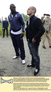 Auschwitz Birkenau 06 06 2012 - Die italienische und die niederländische Nationalmannschaft besucht die Gedenkstätte Auschwitz Buchenwald - Wesley Sneijder (NED) und Mario Balotelli (ITA) 
