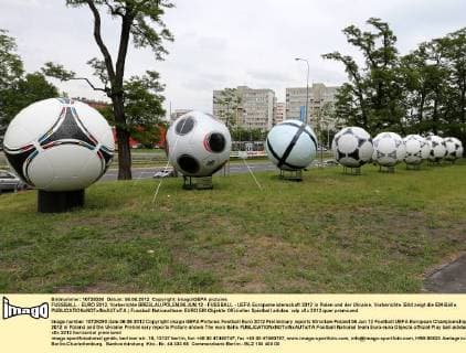 FUSSBALL - EURO 2012, Vorberichte BRESLAU,POLEN,06.JUN.12 - FUSSBALL - UEFA Europameisterschaft 2012 in Polen und der Ukraine, Vorberichte. Bild zeigt die EM-Bälle. 