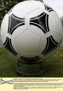 FUSSBALL - EURO 2012, Vorberichte BRESLAU,POLEN,06.JUN.12 - FUSSBALL - UEFA Europameisterschaft 2012 in Polen und der Ukraine, Vorberichte. Bild zeigt den EM-Ball von 1984, Tango Mundial. 