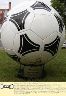 FUSSBALL - EURO 2012, Vorberichte BRESLAU,POLEN,06.JUN.12 - FUSSBALL - UEFA Europameisterschaft 2012 in Polen und der Ukraine, Vorberichte. Bild zeigt den EM-Ball von 1988, Tango Europa. 