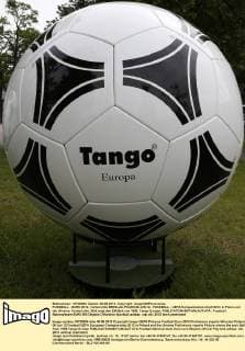 FUSSBALL - EURO 2012, Vorberichte BRESLAU,POLEN,06.JUN.12 - FUSSBALL - UEFA Europameisterschaft 2012 in Polen und der Ukraine, Vorberichte. Bild zeigt den EM-Ball von 1988, Tango Europa. 