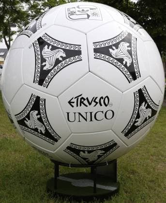 FUSSBALL - EURO 2012, Vorberichte BRESLAU,POLEN,06.JUN.12 - FUSSBALL - UEFA Europameisterschaft 2012 in Polen und der Ukraine, Vorberichte. Bild zeigt den EM-Ball von 1992, Etrusco Unico. 