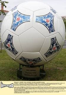 FUSSBALL - EURO 2012, Vorberichte BRESLAU,POLEN,06.JUN.12 - FUSSBALL - UEFA Europameisterschaft 2012 in Polen und der Ukraine, Vorberichte. Bild zeigt den EM-Ball von 1996, Questra Europa. 