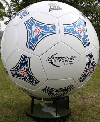 FUSSBALL - EURO 2012, Vorberichte BRESLAU,POLEN,06.JUN.12 - FUSSBALL - UEFA Europameisterschaft 2012 in Polen und der Ukraine, Vorberichte. Bild zeigt den EM-Ball von 1996, Questra Europa. 