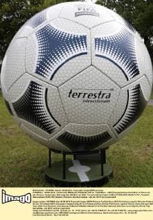 FUSSBALL - EURO 2012, Vorberichte BRESLAU,POLEN,06.JUN.12 - FUSSBALL - UEFA Europameisterschaft 2012 in Polen und der Ukraine, Vorberichte. Bild zeigt den EM-Ball von 2000, Terrestra Silverstream. 