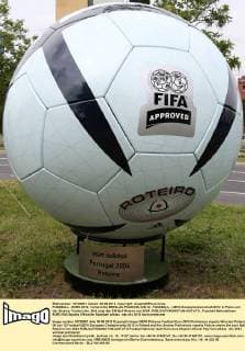FUSSBALL - EURO 2012, Vorberichte BRESLAU,POLEN,06.JUN.12 - FUSSBALL - UEFA Europameisterschaft 2012 in Polen und der Ukraine, Vorberichte. Bild zeigt den EM-Ball Roteiro von 2004. 