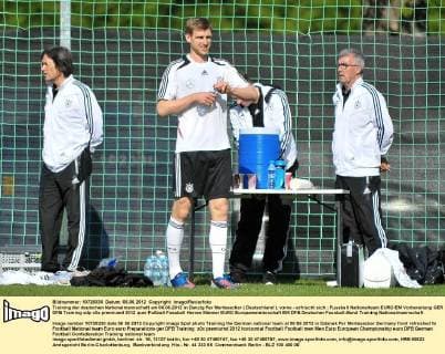 Training der deutschen Nationalmannschaft am 06.06.2012 in Danzig Per Mertesacker ( Deutschland ), vorne - erfrischt sich