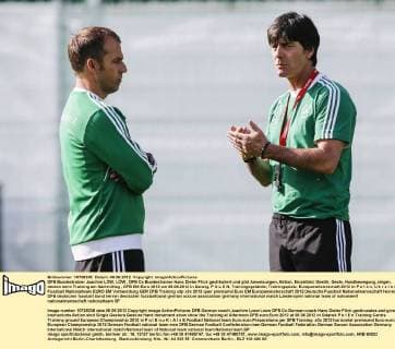 DFB Bundestrainer Joachim LÖW, LÖW , DFB Co Bundestrainer Hans Dieter Flick gestikuliert und gibt Anweisungen, Aktion, Einzelbild, Gestik, Geste, Handbewegung, zeigen, deuten beim Training am Nachmittag , DFB EM Euro 2012 am 06.06.2012 in Danzig, P O L E N, Trainingsgelände, Trainingsplatz, Europameisterschaft 2012 in P o l e n, U k r a i n e