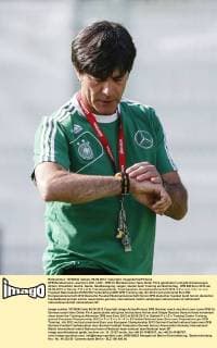 DFB Bundestrainer Joachim LÖW, LÖW , DFB Co Bundestrainer Hans Dieter Flick gestikuliert und gibt Anweisungen, Aktion, Einzelbild, Gestik, Geste, Handbewegung, zeigen, deuten beim Training am Nachmittag , DFB EM Euro 2012 am 06.06.2012 in Danzig, P O L E N, Trainingsgelände, Trainingsplatz, Europameisterschaft 2012 in P o l e n, U k r a i n e