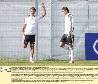 Mario GÖTZE; GOETZE, Nr.19 DFB, Mesut ÖZIL, 8DFB Gymnastik, Stretching, aufwaermen,warm-up,Vorbereitung aufs Spiel,warmmachen beim Training am Nachmittag , DFB EM Euro 2012 am 06.06.2012 in Danzig, P O L E N, Trainingsgelände, Trainingsplatz, Europameisterschaft 2012 in P o l e n, U k r a i n e