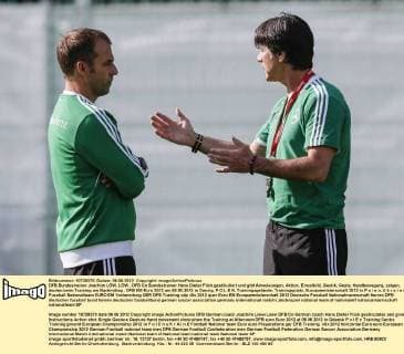 DFB Bundestrainer Joachim LÖW, LÖW , DFB Co Bundestrainer Hans Dieter Flick gestikuliert und gibt Anweisungen, Aktion, Einzelbild, Gestik, Geste, Handbewegung, zeigen, deuten beim Training am Nachmittag , DFB EM Euro 2012 am 06.06.2012 in Danzig, P O L E N, Trainingsgelände, Trainingsplatz, Europameisterschaft 2012 in P o l e n, U k r a i n e