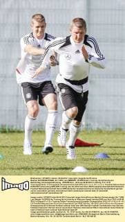 Bastian SCHWEINSTEIGER, Nr.7 DFB, Lars BENDER, 15 DFB B beim Training, Sprinttraining am Nachmittag, Schnelligkeitstraining , DFB EM Euro , 2012 am 06.06.2012 in Danzig, P O L E N, Trainingsgelände, Trainingsplatz, Europameisterschaft 2012 in P o l e n, U k r a i n e