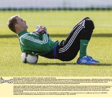 Manuel NEUER Nr.1 DFB beim Training am Nachmittag, Gymnastik, Stretching, aufwaermen,warm-up,Vorbereitung aufs Spiel,warmmachen , DFB EM Euro 2012 am 06.06.2012 in Danzig, P O L E N, Trainingsgelände, Trainingsplatz, Europameisterschaft 2012 in P o l e n, U k r a i n e