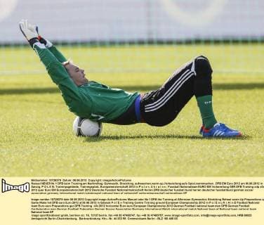 Manuel NEUER Nr.1 DFB beim Training am Nachmittag, Gymnastik, Stretching, aufwaermen,warm-up,Vorbereitung aufs Spiel,warmmachen , DFB EM Euro 2012 am 06.06.2012 in Danzig, P O L E N, Trainingsgelände, Trainingsplatz, Europameisterschaft 2012 in P o l e n, U k r a i n e