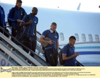 Alou DIARRA - Karim BENZEMA - Ankunft der französischen Nationalmannschaft auf dem Flughafen von Donezk xAnthonyBibardxFEPxPanoramicx 