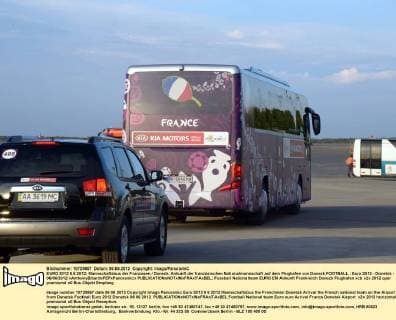 EURO 2012 6.6.2012: Mannschaftsbus der Franzosen Donezk. Ankunft der französischen Nationalmannschaft auf dem Flughafen von Donezk FOOTBALL : Euro 2012 - Donetsk - 06 06 2012 xAnthonyBibardxFEPxPanoramicx 