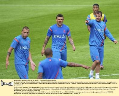 (L-R) John Heitinga of Holland,Nigel de Jong of Holland,Wilfred Bouma of Holland,Luciano Narsingh of Holland,Rafael van der Vaart of Holland Netherlands Training Session Training xVIxMAURICExVANxSTEENxIVx 960763