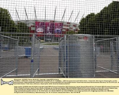 FUSSBALL - EURO 2012, Vorberichte WARSCHAU,POLEN,06.JUN.12 - FUSSBALL - UEFA Europameisterschaft 2012 in Polen , Vorberichte. Bild zeigt ein Absperrgitter und das Nationalstadion. 