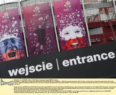 FUSSBALL - EURO 2012, Vorberichte WARSCHAU,POLEN,06.JUN.12 - FUSSBALL - UEFA Europameisterschaft 2012 in Polen, Vorberichte zu Russland gegen Polen Bild zeigt Fahnen. 