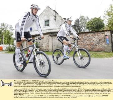 Lars BENDER, 24 DFB Benedikt HÖWEDES, 4DFB beim Training am Vormittag, Anfahrt mit Fahrrad , DFB EM Euro 2012 am 07.06.2012 in Danzig, P O L E N, Trainingsgelände, Trainingsplatz, Europameisterschaft 2012 in P o l e n, U k r a i n e