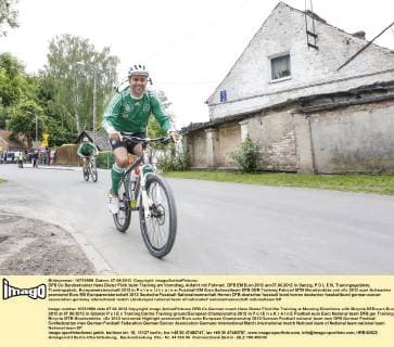 DFB Co Bundestrainer Hans Dieter Flick beim Training am Vormittag, Anfahrt mit Fahrrad , DFB EM Euro 2012 am 07.06.2012 in Danzig, P O L E N, Trainingsgelände, Trainingsplatz, Europameisterschaft 2012 in P o l e n, U k r a i n e