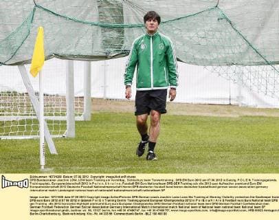 DFB Bundestrainer Joachim LÖW, LÖW beim Training am Vormittag , Sichtschutz beim Torwarttraining , DFB EM Euro 2012 am 07.06.2012 in Danzig, P O L E N, Trainingsgelände, Trainingsplatz, Europameisterschaft 2012 in P o l e n, U k r a i n e