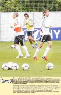 Thomas MUELLER, MÜLLER, DFB Nr.13, Bastian SCHWEINSTEIGER, Nr.7 DFB, Mats HUMMELS, 5 DFB, beim Training am Vormittag , DFB EM Euro 2012 am 07.06.2012 in Danzig, P O L E N, Trainingsgelände, Trainingsplatz, Europameisterschaft 2012 in P o l e n, U k r a i n e