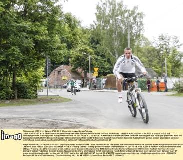 Lukas PODOLSKI, Nr.10 DFB scherzt mit dem Fotografen beim Training am Vormittag, Anfahrt mit Fahrrad , DFB EM Euro 2012 am 07.06.2012 in Danzig, P O L E N, Trainingsgelände, Trainingsplatz, Europameisterschaft 2012 in P o l e n, U k r a i n e