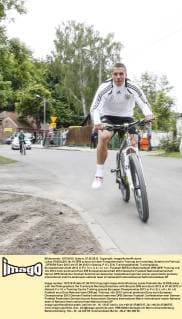 Lukas PODOLSKI, Nr.10 DFB scherzt mit dem Fotografen beim Training am Vormittag, Anfahrt mit Fahrrad , DFB EM Euro 2012 am 07.06.2012 in Danzig, P O L E N, Trainingsgelände, Trainingsplatz, Europameisterschaft 2012 in P o l e n, U k r a i n e