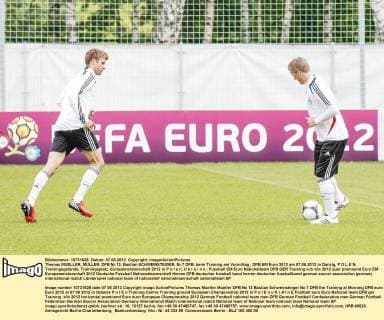 Thomas MUELLER, MÜLLER, DFB Nr.13, Bastian SCHWEINSTEIGER, Nr.7 DFB, beim Training am Vormittag , DFB EM Euro 2012 am 07.06.2012 in Danzig, P O L E N, Trainingsgelände, Trainingsplatz, Europameisterschaft 2012 in P o l e n, U k r a i n e