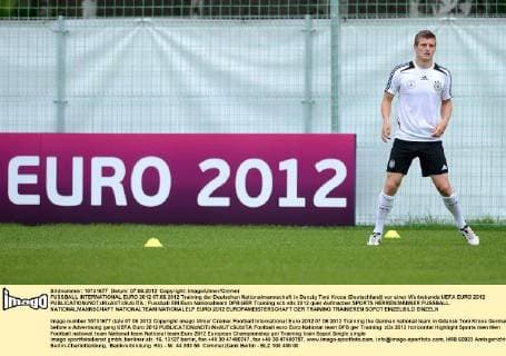FUSSBALL INTERNATIONAL EURO 2012 07.06.2012 Training der Deutschen Nationalmannschaft in Danzig Toni Kroos (Deutschland) vor einer Werbebande UEFA EURO 2012 