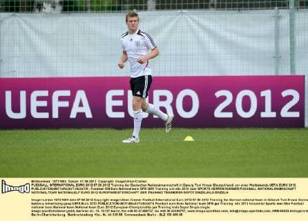 FUSSBALL INTERNATIONAL EURO 2012 07.06.2012 Training der Deutschen Nationalmannschaft in Danzig Toni Kroos (Deutschland) vor einer Werbebande UEFA EURO 2012 