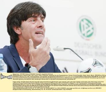 DFB Bundestrainer Joachim LÖW, LÖW Trainer, Coach, Cheftrainer, Headcoach bei der Pressekonferenz, Portrait, Porträt Einzelbild, Geste, Gestik, Mimik , DFB EM Euro 2012 am 07.06.2012 in Danzig, P O L E N, Trainingsgelände, Trainingsplatz, Europameisterschaft 2012 in P o l e n, U k r a i n e