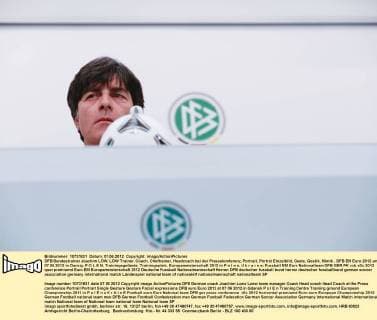 DFB Bundestrainer Joachim LÖW, LÖW Trainer, Coach, Cheftrainer, Headcoach bei der Pressekonferenz, Portrait, Porträt Einzelbild, Geste, Gestik, Mimik , DFB EM Euro 2012 am 07.06.2012 in Danzig, P O L E N, Trainingsgelände, Trainingsplatz, Europameisterschaft 2012 in P o l e n, U k r a i n e