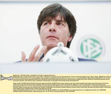 DFB Bundestrainer Joachim LÖW, LÖW Trainer, Coach, Cheftrainer, Headcoach bei der Pressekonferenz, Portrait, Porträt Einzelbild, Geste, Gestik, Mimik , DFB EM Euro 2012 am 07.06.2012 in Danzig, P O L E N, Trainingsgelände, Trainingsplatz, Europameisterschaft 2012 in P o l e n, U k r a i n e