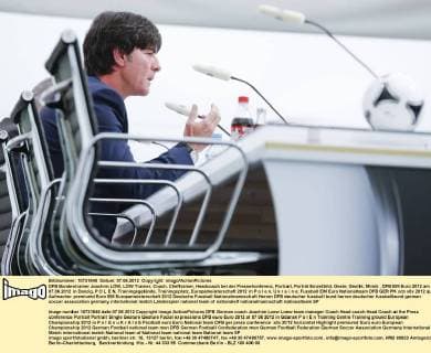 DFB Bundestrainer Joachim LÖW, LÖW Trainer, Coach, Cheftrainer, Headcoach bei der Pressekonferenz, Portrait, Porträt Einzelbild, Geste, Gestik, Mimik , DFB EM Euro 2012 am 07.06.2012 in Danzig, P O L E N, Trainingsgelände, Trainingsplatz, Europameisterschaft 2012 in P o l e n, U k r a i n e