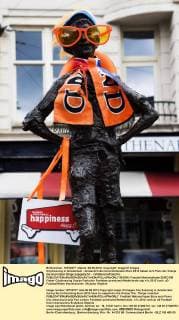 Citydressing in Amsterdam - Anlässlich der bevorstehenden Euro 2012 haben sich Fans der Oranje die skurrilsten Dinge ausgedacht - xVIxNovumxFotoxIVx 961636