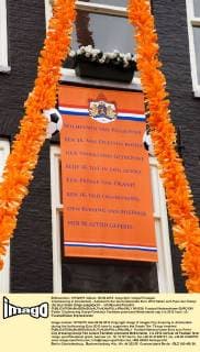 Citydressing in Amsterdam - Anlässlich der bevorstehenden Euro 2012 haben sich Fans der Oranje die skurrilsten Dinge ausgedacht - xVIxNovumxFotoxIVx 961638