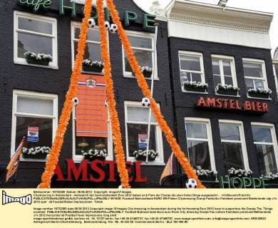 Citydressing in Amsterdam - Anlässlich der bevorstehenden Euro 2012 haben sich Fans der Oranje die skurrilsten Dinge ausgedacht - xVIxNovumxFotoxIVx 961639