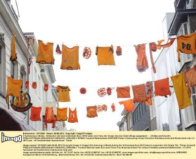 Citydressing in Breda - Anlässlich der bevorstehenden Euro 2012 haben sich Fans der Oranje die skurrilsten Dinge ausgedacht - xVIxNovumxFotoxIVx 961640