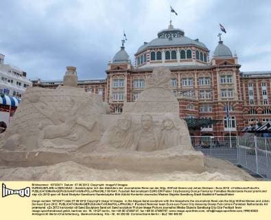 KURHAUSPLEIN in DEN HAAG - Sandskulptur mit den Abbildern der Journalisten Rene van der Gijp, Wilfred Genee und Johan Derksen - Euro 2012 xVIxNovumxFotoxIVx 961641