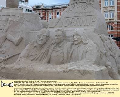 KURHAUSPLEIN in DEN HAAG - Sandskulptur mit den Abbildern der Journalisten Rene van der Gijp, Wilfred Genee und Johan Derksen - xVIxNovumxFotoxIVx 961642