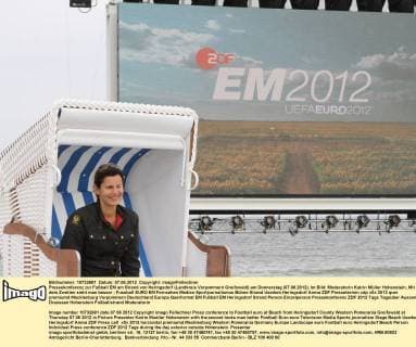 Pressekonferenz zur Fußball EM am Strand von Heringsdorf (Landkreis Vorpommern Greifswald) am Donnerstag (07.06.2012). Im Bild: Moderatorin Katrin Müller Hohenstein, Mit dem Zweiten sieht man besser